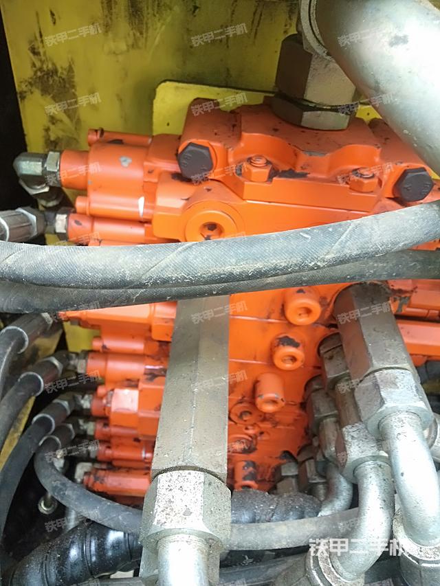 液压泵舱室正面整体（整机外观）