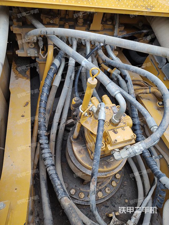 回转马达和主控阀（整机外观）