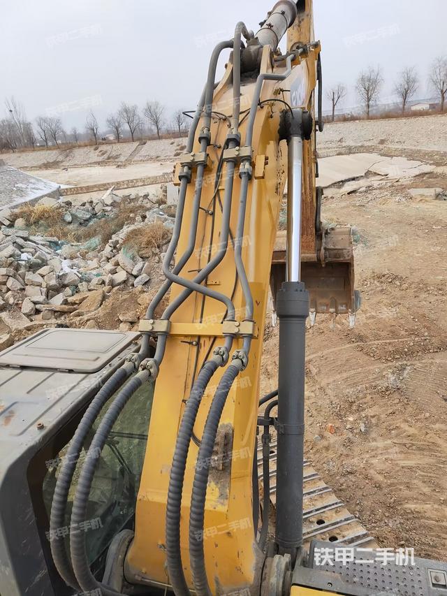 驾驶室顶部（整机外观）