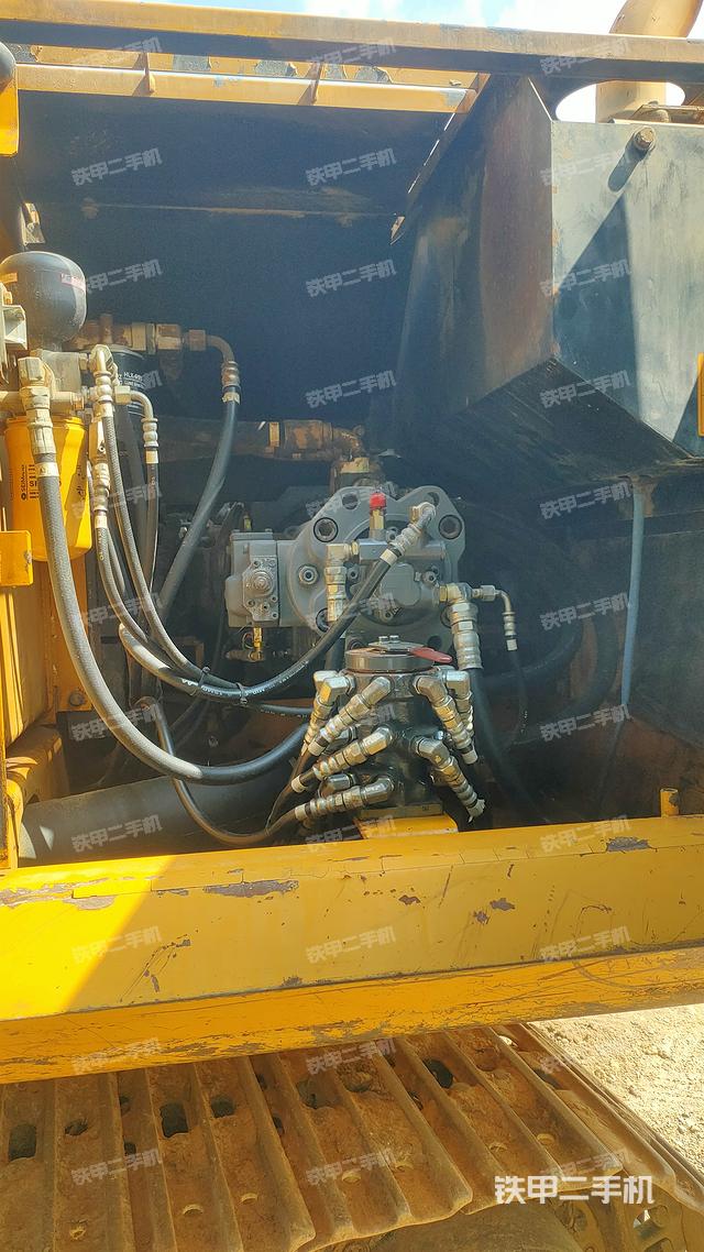 液压泵舱室正面整体（整机外观）