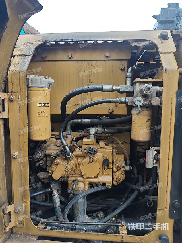 液压泵舱室正面整体（整机外观）