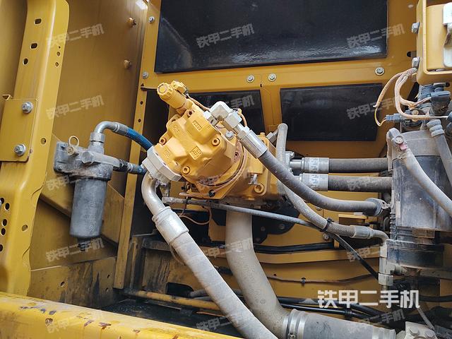 液压泵舱室正面整体（整机外观）