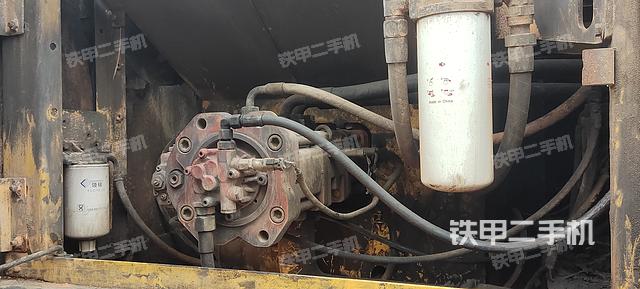 液压泵舱室正面整体（整机外观）