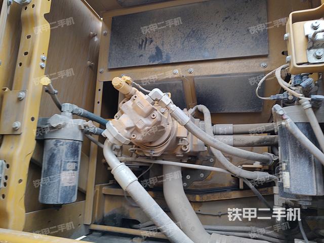 液压泵舱室正面整体（整机外观）