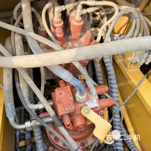 回转马达和主控阀（整机外观）