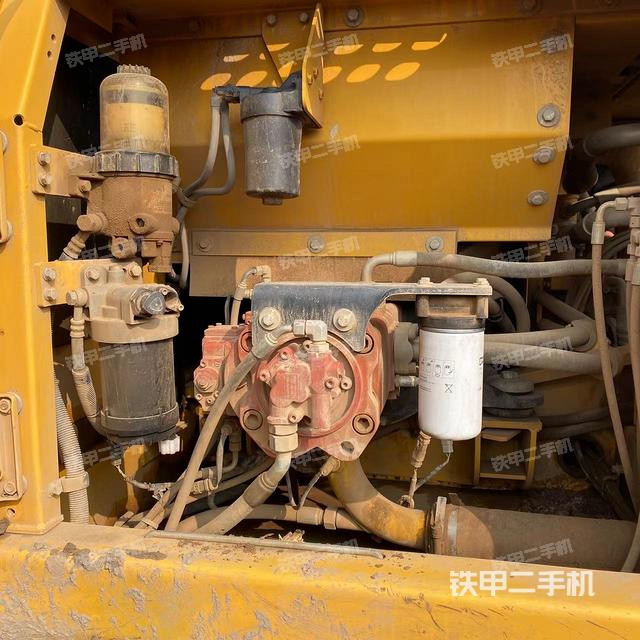 液压泵舱室正面整体（整机外观）