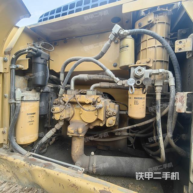 液压泵舱室正面整体（整机外观）