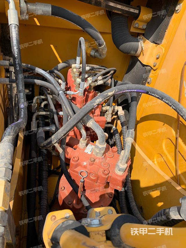 回转马达和主控阀（整机外观）