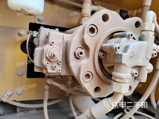 液压泵舱室正面整体（整机外观）