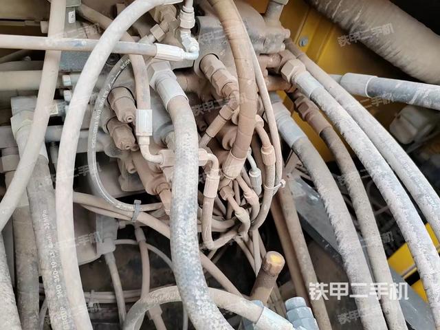 回转马达和主控阀（整机外观）