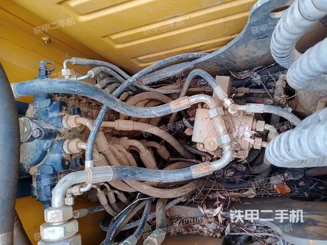 回转马达和主控阀（整机外观）