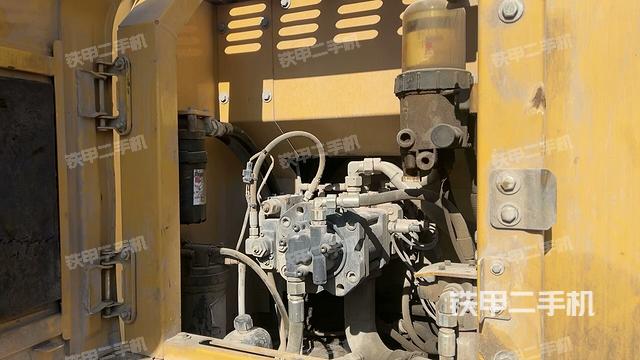 液压泵舱室正面整体（整机外观）