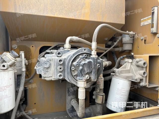 液压泵舱室正面整体（整机外观）