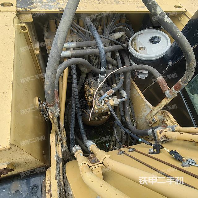 回转马达和主控阀（整机外观）