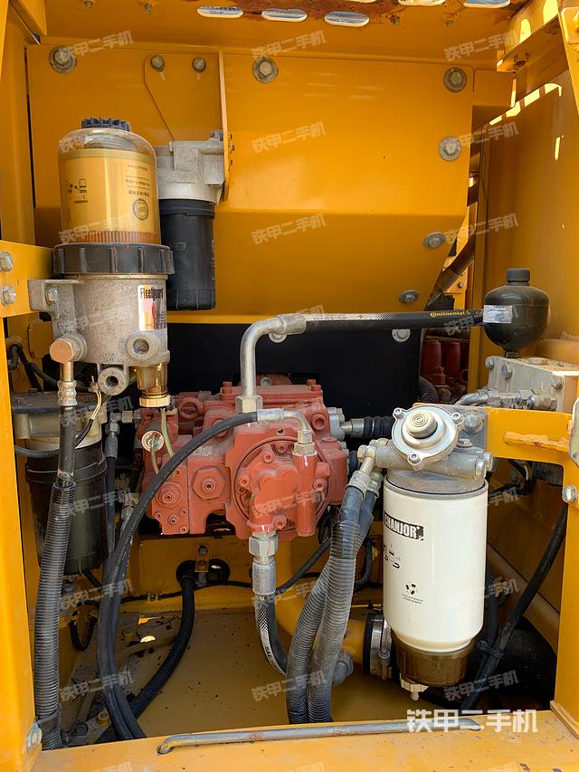 液压泵舱室正面整体（整机外观）