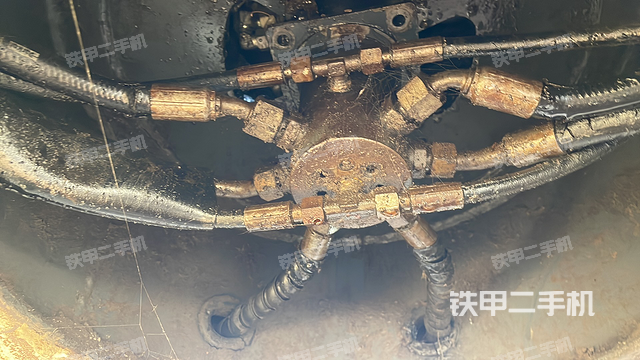 回转马达和主控阀（整机外观）