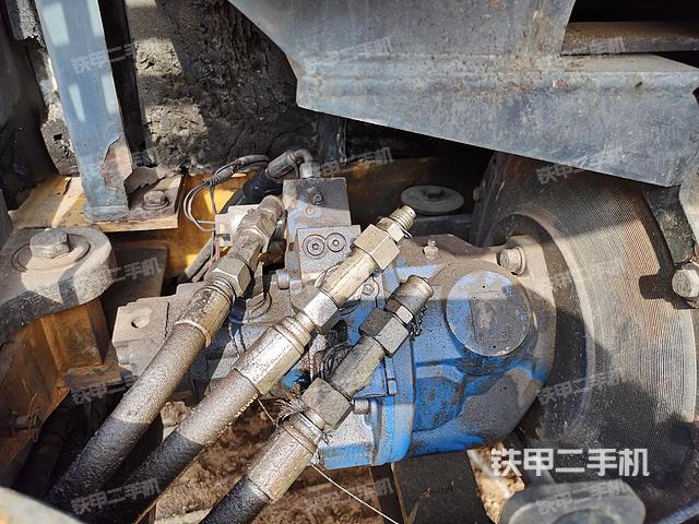 液压泵舱室正面整体（整机外观）