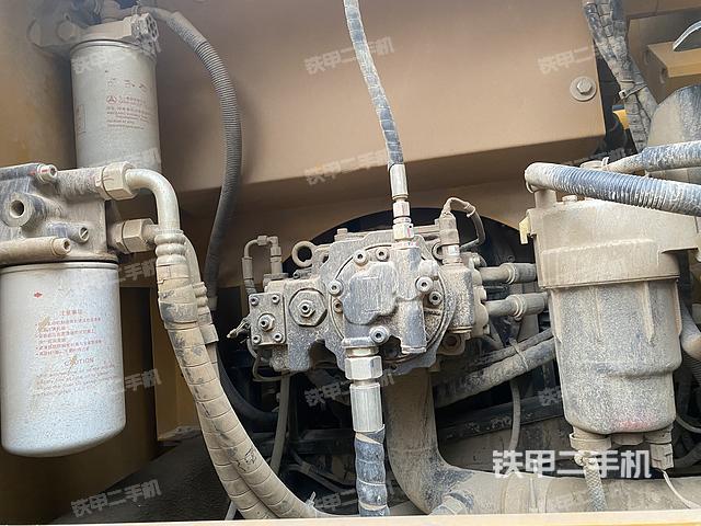 液压泵舱室正面整体（整机外观）