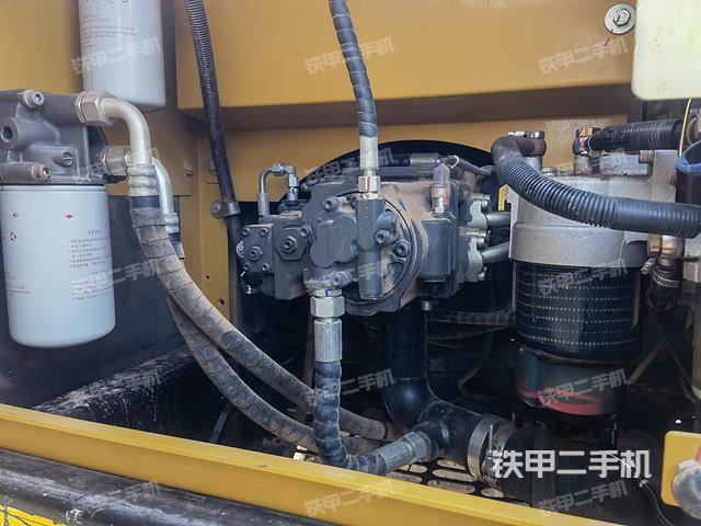 液压泵舱室正面整体（整机外观）