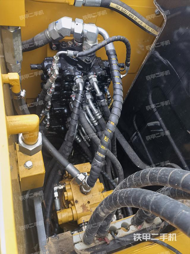 回转马达和主控阀（整机外观）