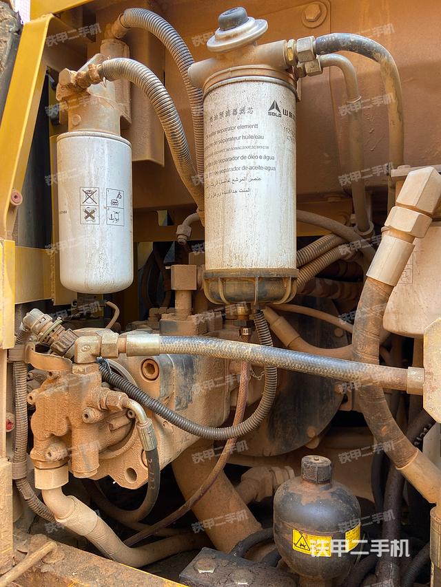 液压泵舱室正面整体（整机外观）