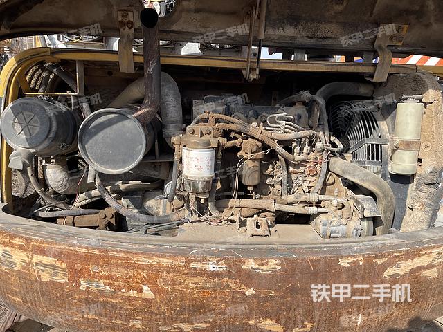 液压泵舱室正面整体（整机外观）