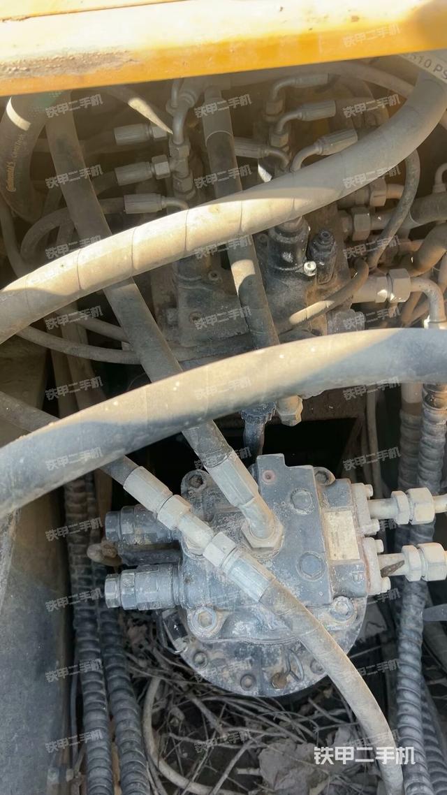 回转马达和主控阀（整机外观）