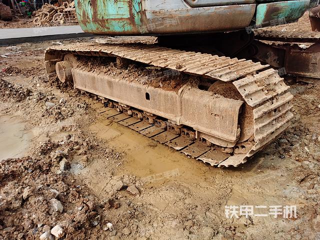 液压泵舱室正面整体（整机外观）