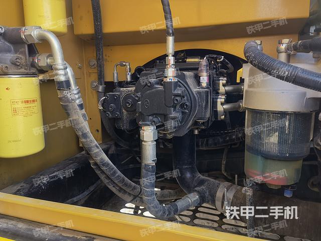 液压泵舱室正面整体（整机外观）