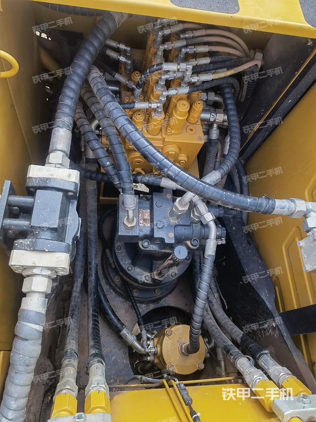 回转马达和主控阀（整机外观）