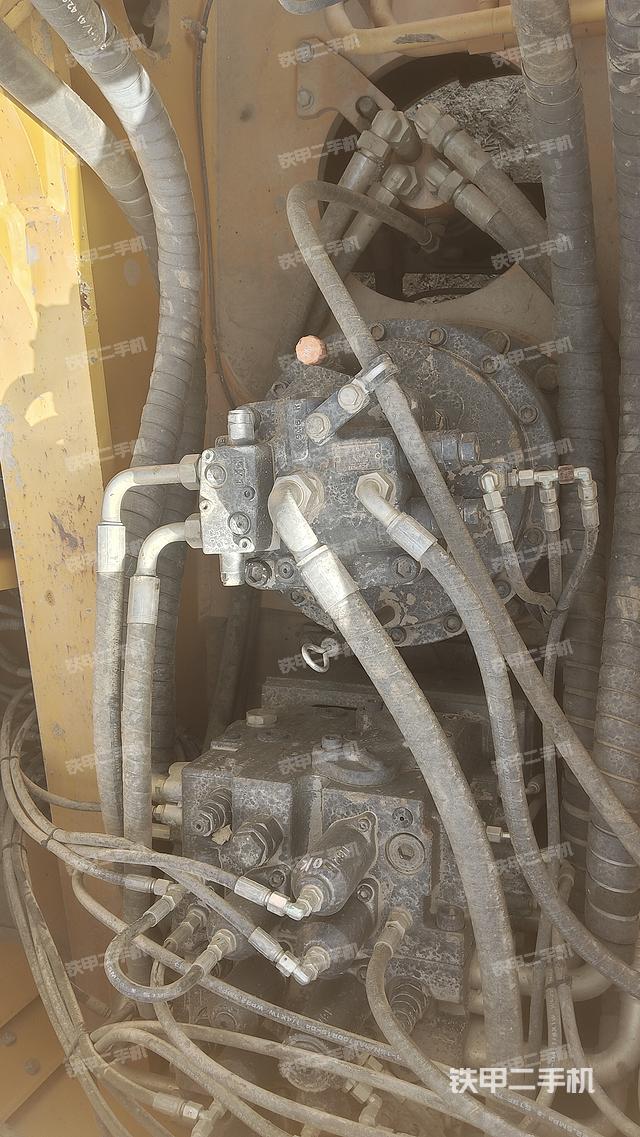 回转马达和主控阀（整机外观）