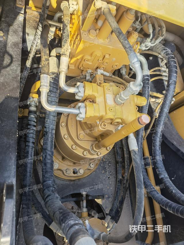 回转马达和主控阀（整机外观）