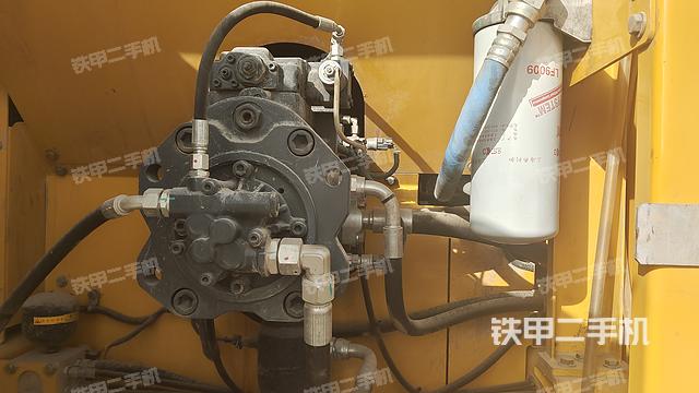 液压泵舱室正面整体（整机外观）