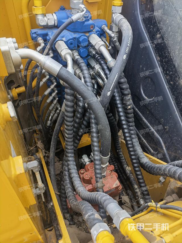 回转马达和主控阀（整机外观）