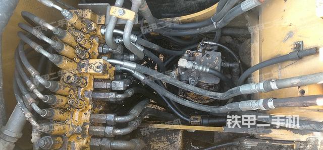 回转马达和主控阀（整机外观）