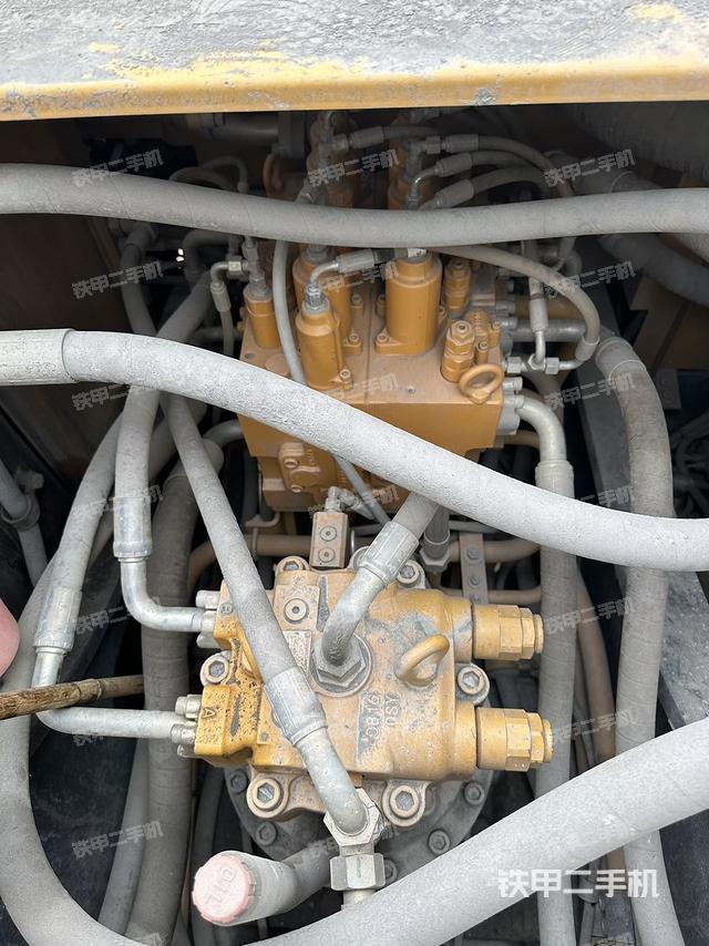 回转马达和主控阀（整机外观）