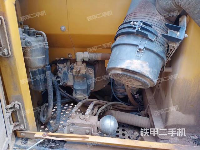 液压泵舱室正面整体（整机外观）