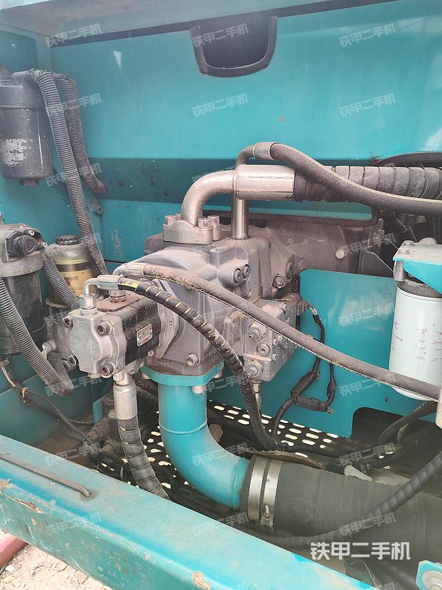 液压泵舱室正面整体（整机外观）