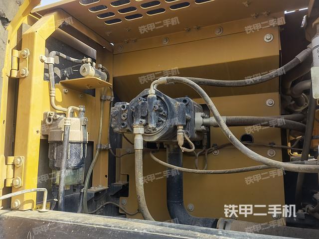 液压泵舱室正面整体（整机外观）