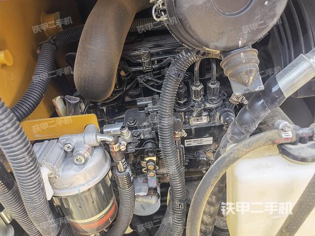 液压泵舱室正面整体（整机外观）