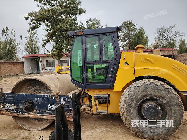 整机右侧（设备外观及核心部件）