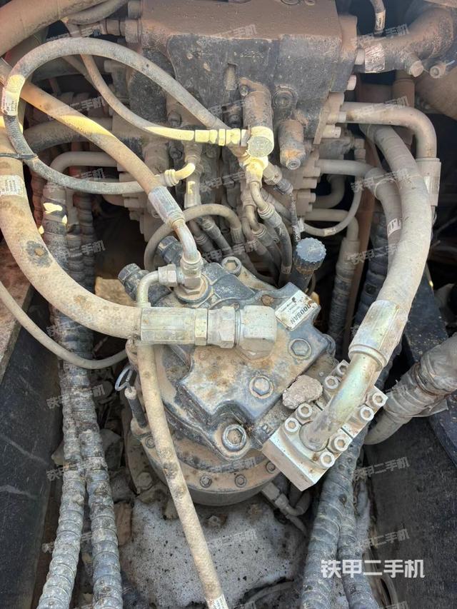 回转马达和主控阀（整机外观）