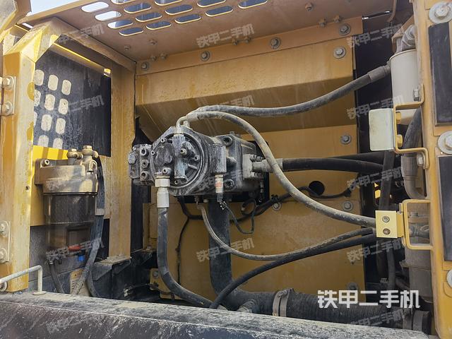 液压泵舱室正面整体（整机外观）