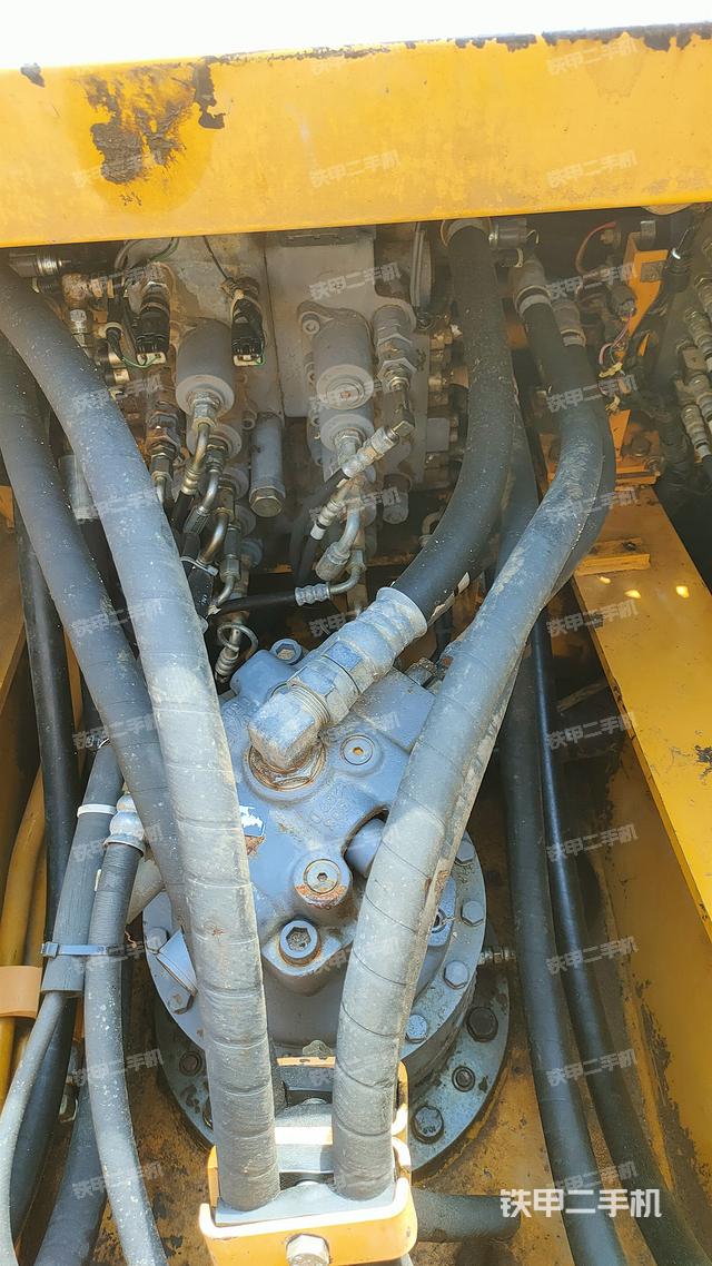 回转马达和主控阀（整机外观）