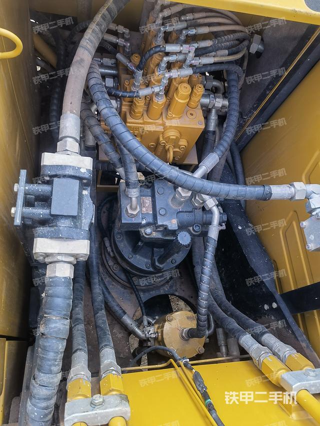 回轉(zhuǎn)馬達(dá)和主控閥（整機(jī)外觀）