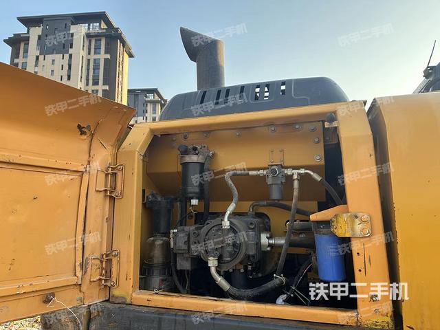 液压泵舱室正面整体（整机外观）