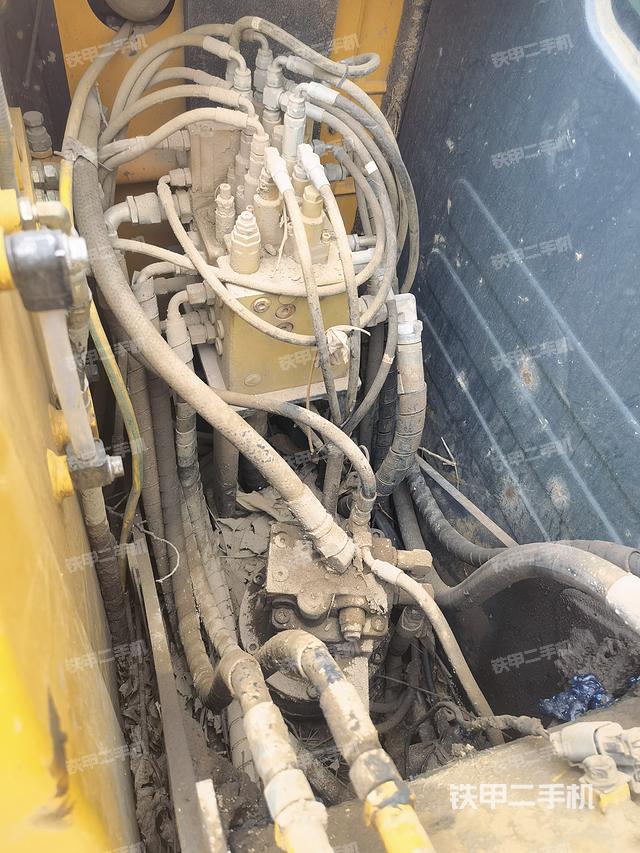 回转马达和主控阀（整机外观）