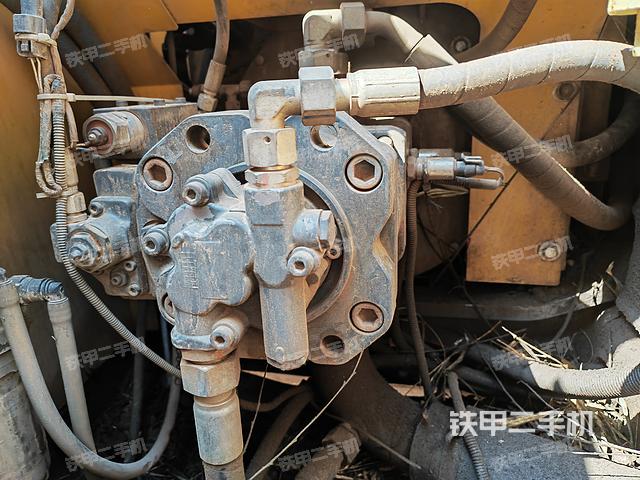 液压泵舱室正面整体（整机外观）