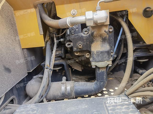 液压泵舱室正面整体（整机外观）