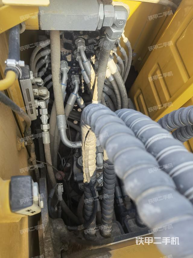 回转马达和主控阀（整机外观）